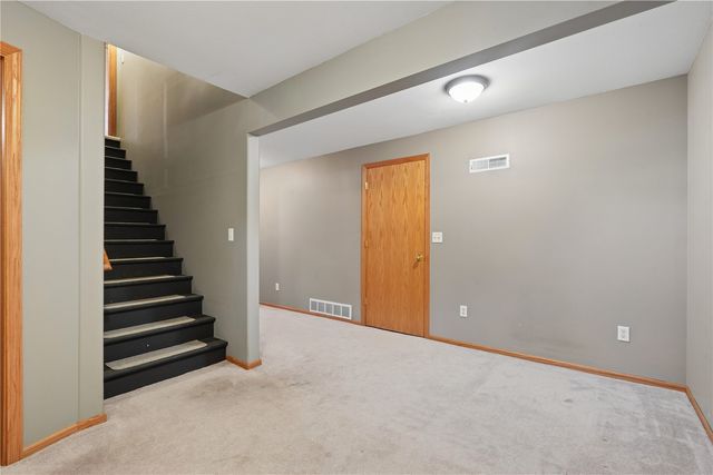 235 N 18th Ave, Hiawatha, IA 52233