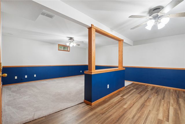 235 N 18th Ave, Hiawatha, IA 52233