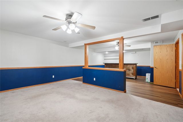 235 N 18th Ave, Hiawatha, IA 52233