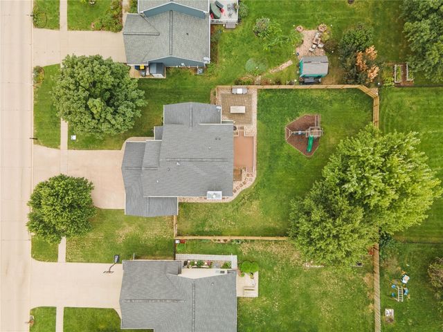 235 N 18th Ave, Hiawatha, IA 52233