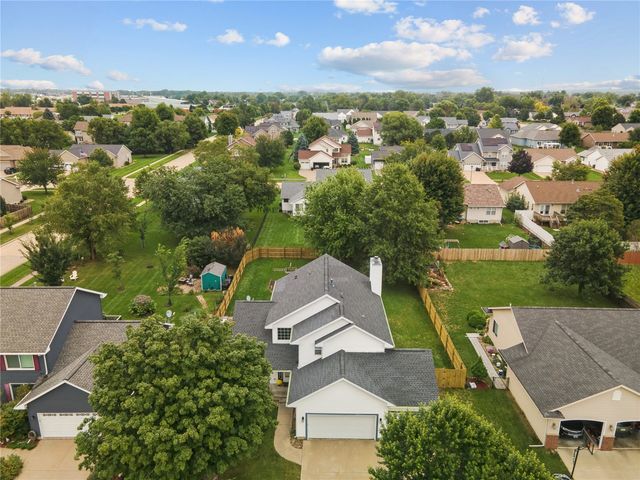 235 N 18th Ave, Hiawatha, IA 52233