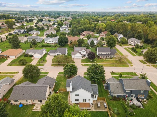 235 N 18th Ave, Hiawatha, IA 52233