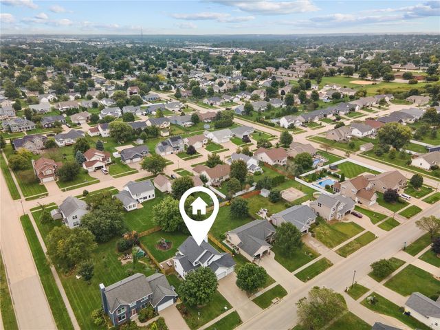 235 N 18th Ave, Hiawatha, IA 52233