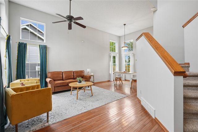 235 N 18th Ave, Hiawatha, IA 52233