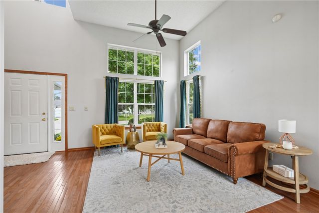 235 N 18th Ave, Hiawatha, IA 52233