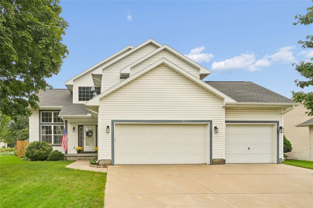 235 N 18th Ave, Hiawatha, IA 52233