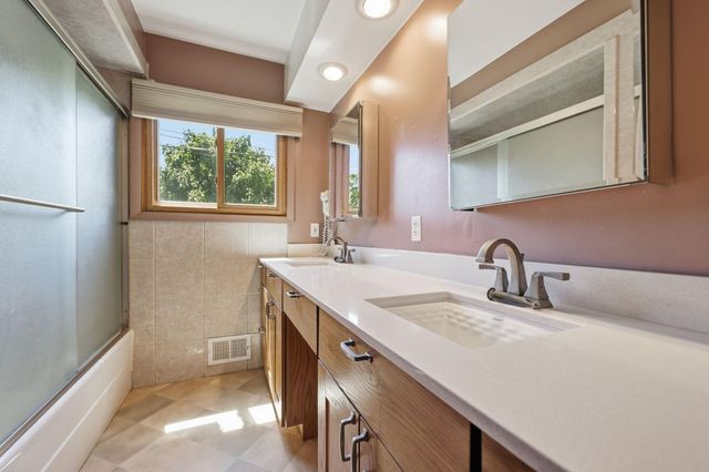 3019 Wheeler Street N, Roseville, MN 55113