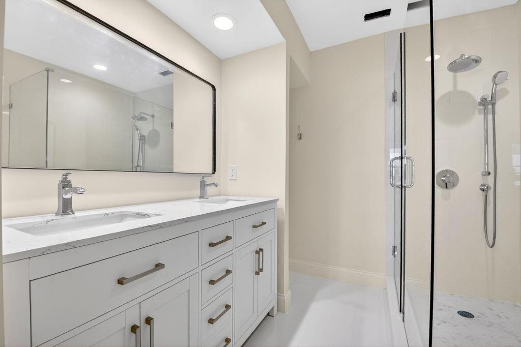 Image 20 of property listing at 2701 S Ocean Boulevard 47, Highland Beach, FL 33487