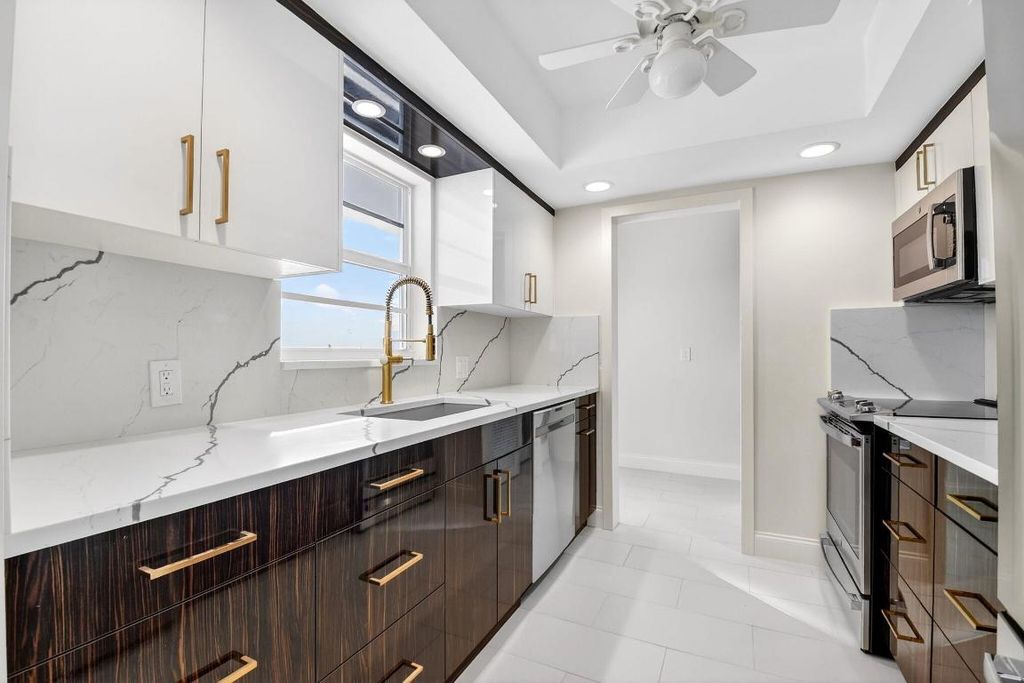 Image 4 of property listing at 2701 S Ocean Boulevard 47, Highland Beach, FL 33487