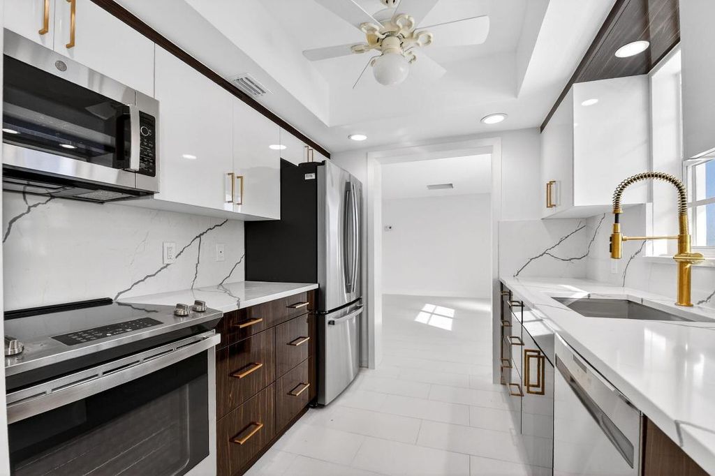 Image 5 of property listing at 2701 S Ocean Boulevard 47, Highland Beach, FL 33487