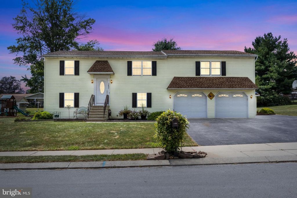 2461 HEATHER RD, York, PA 17408