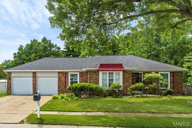 12155 Kingshead Drive, Florissant, MO 63033