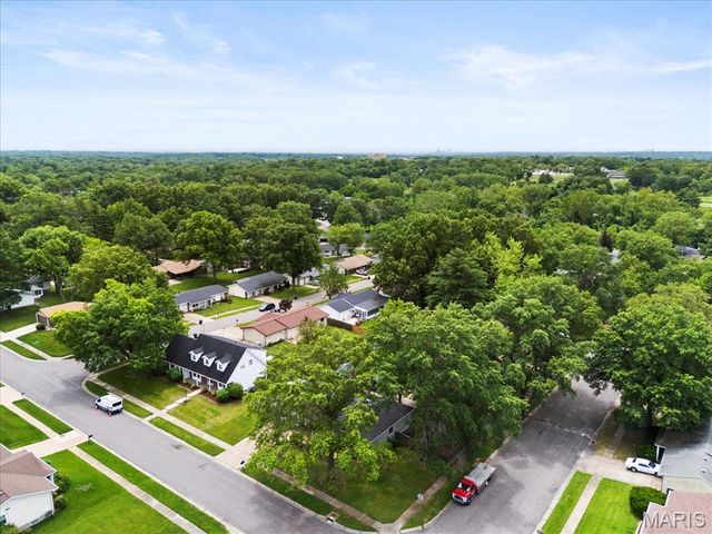 12155 Kingshead Drive, Florissant, MO 63033