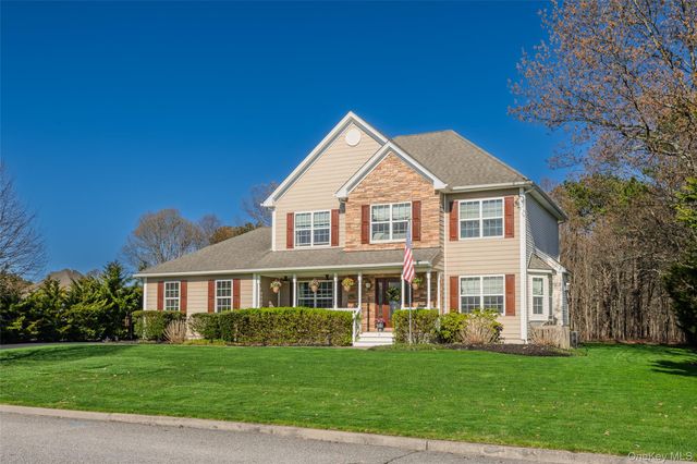 6 Ridge Court, Center Moriches, NY 11934