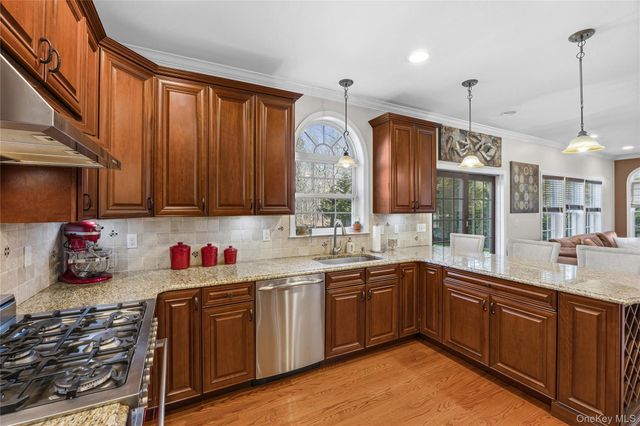 6 Ridge Court, Center Moriches, NY 11934