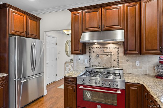 6 Ridge Court, Center Moriches, NY 11934