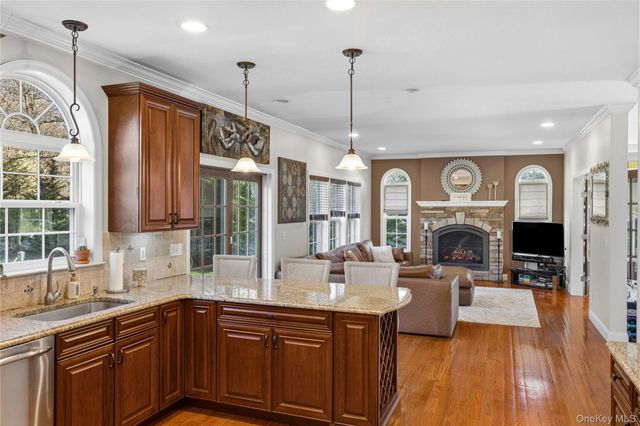 6 Ridge Court, Center Moriches, NY 11934