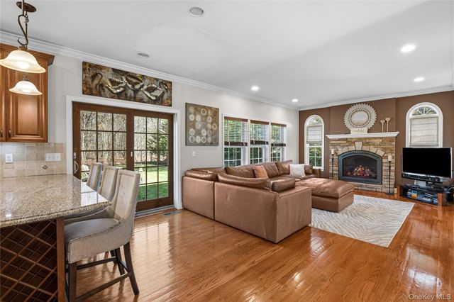 6 Ridge Court, Center Moriches, NY 11934