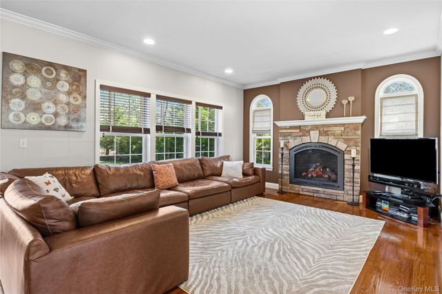 6 Ridge Court, Center Moriches, NY 11934