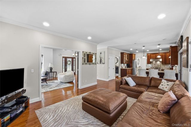 6 Ridge Court, Center Moriches, NY 11934