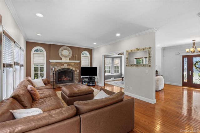 6 Ridge Court, Center Moriches, NY 11934