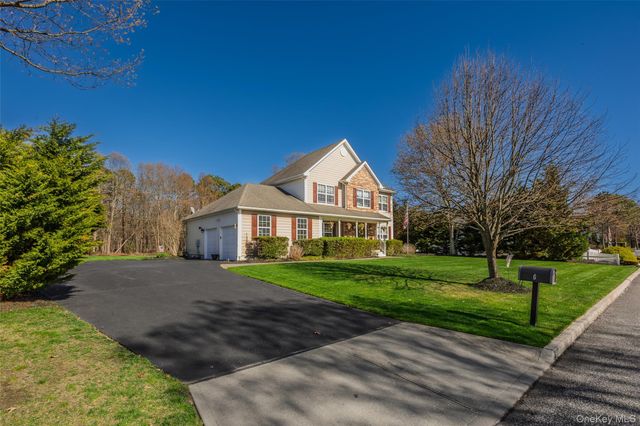 6 Ridge Court, Center Moriches, NY 11934