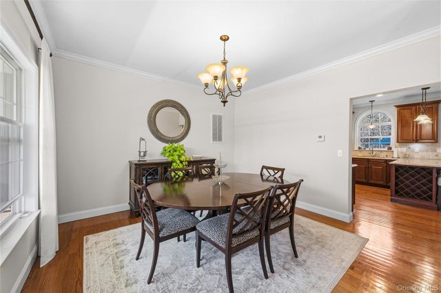 6 Ridge Court, Center Moriches, NY 11934