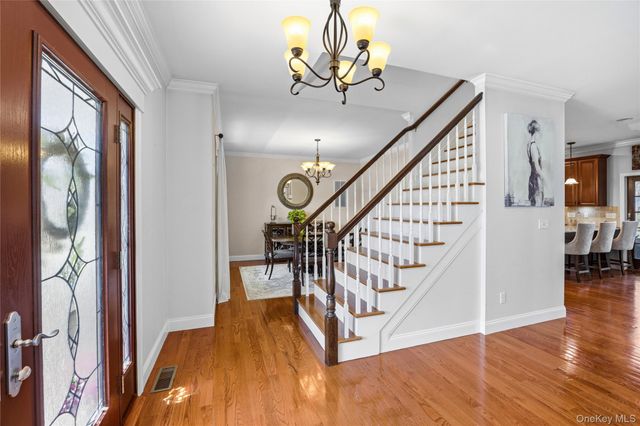 6 Ridge Court, Center Moriches, NY 11934