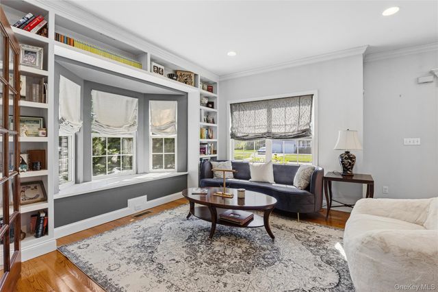 6 Ridge Court, Center Moriches, NY 11934