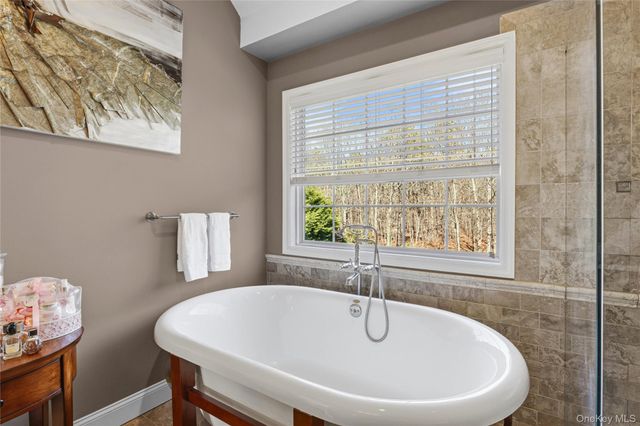 6 Ridge Court, Center Moriches, NY 11934