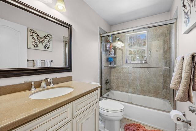 6 Ridge Court, Center Moriches, NY 11934