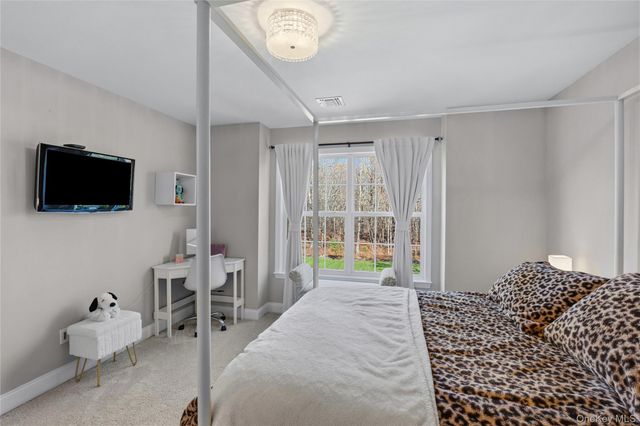 6 Ridge Court, Center Moriches, NY 11934