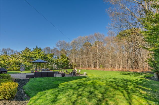 6 Ridge Court, Center Moriches, NY 11934