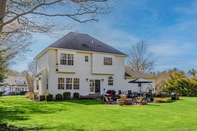 6 Ridge Court, Center Moriches, NY 11934