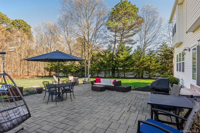 6 Ridge Court, Center Moriches, NY 11934