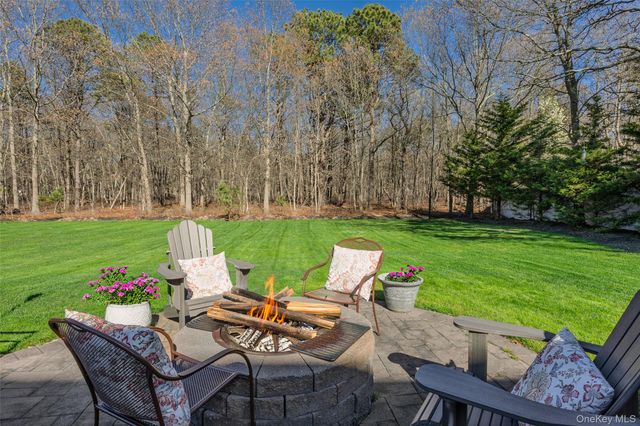 6 Ridge Court, Center Moriches, NY 11934