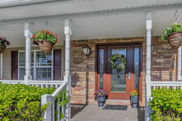 6 Ridge Court, Center Moriches, NY 11934