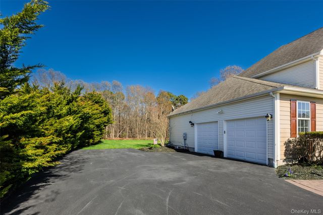 6 Ridge Court, Center Moriches, NY 11934