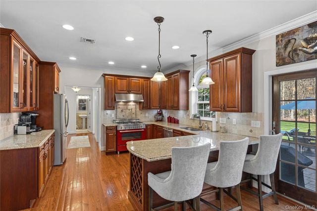 6 Ridge Court, Center Moriches, NY 11934