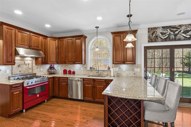 6 Ridge Court, Center Moriches, NY 11934