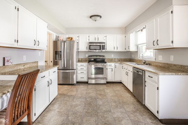 8050 Clearwater Drive, Indianapolis, IN 46256