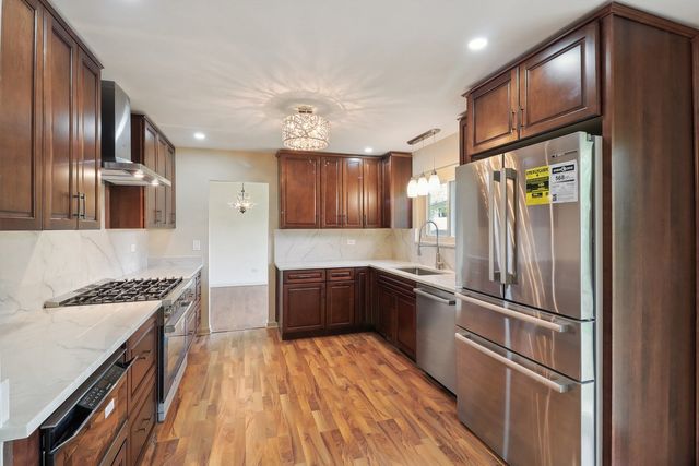 6709 W Menominee Parkway, Palos Heights, IL 60463