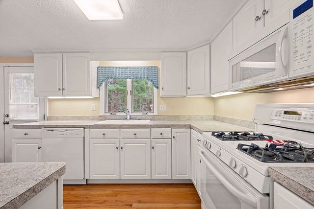 14 Lakewood Dr, Mashpee, MA 02649