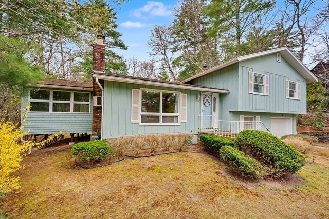14 Lakewood Dr, Mashpee, MA 02649