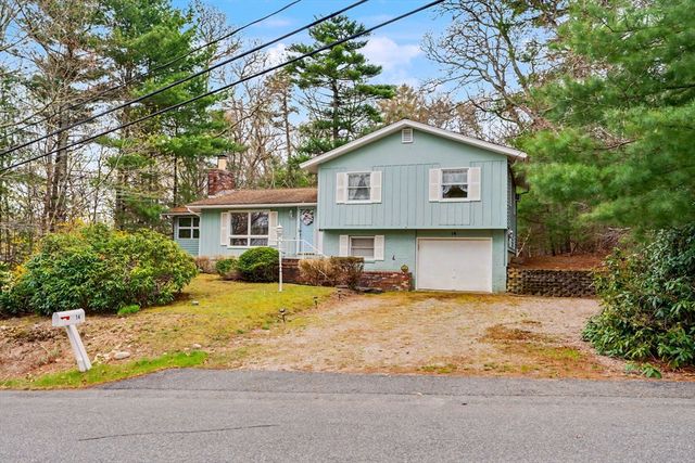 14 Lakewood Dr, Mashpee, MA 02649