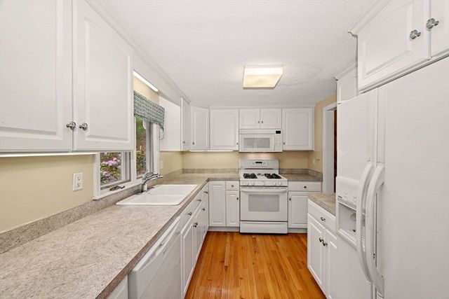 14 Lakewood Dr, Mashpee, MA 02649