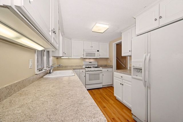 14 Lakewood Dr, Mashpee, MA 02649