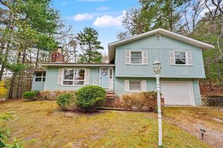 14 Lakewood Dr, Mashpee, MA 02649