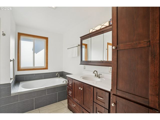 39912 Ne 44TH St, Washougal, WA 98671