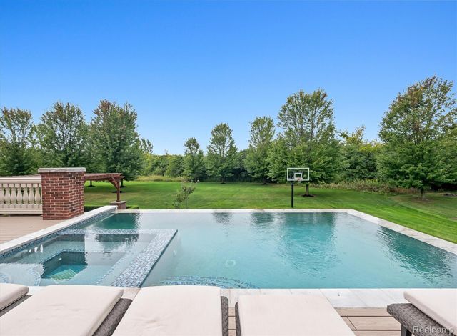 21165 Bridle Run, Novi, MI 48167
